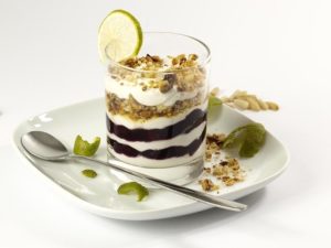 desserts gâteau au chocolat avec une assiette blanche et une cuillère